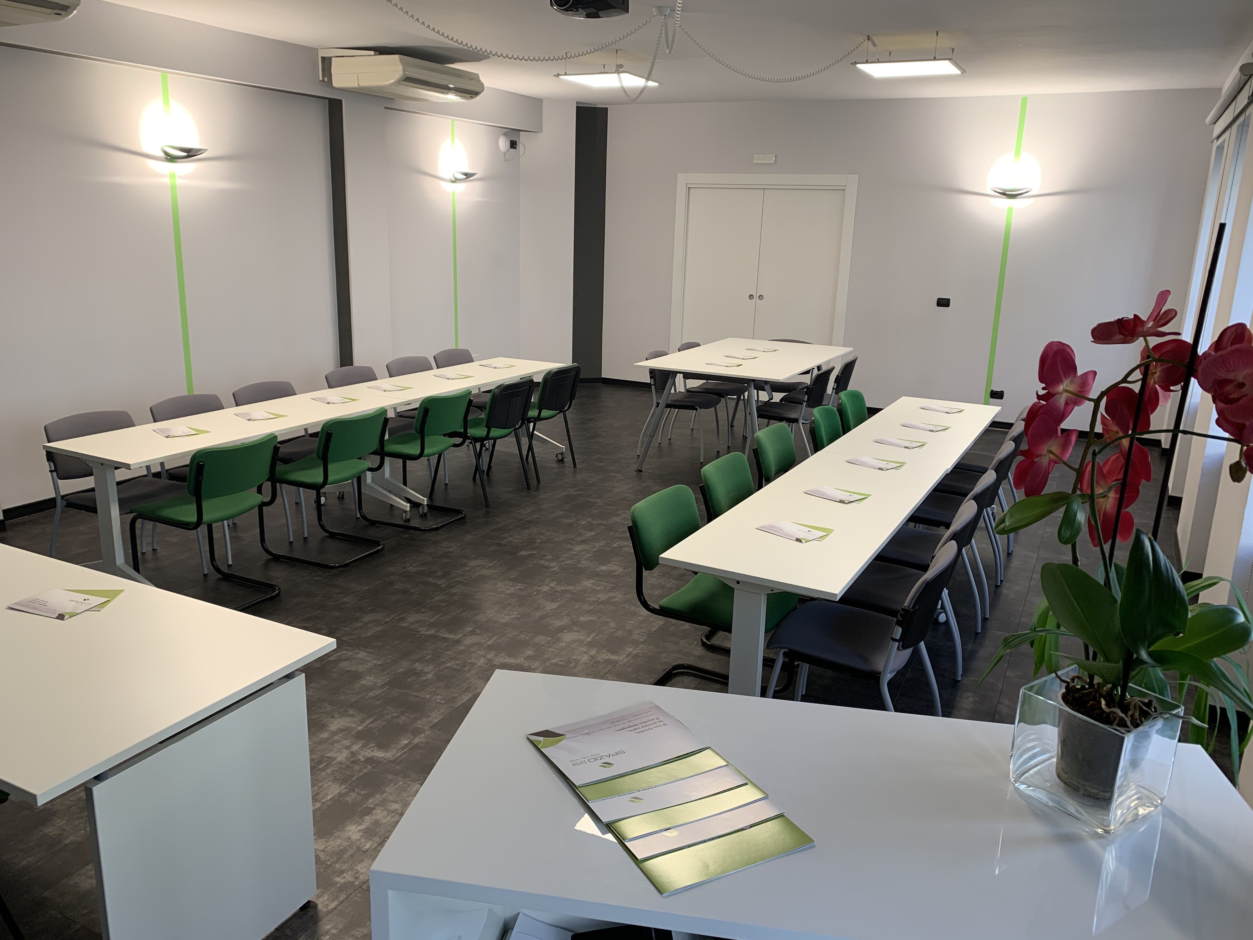 Sala grande di Spazio29 allestita con tavoli e sedute per corsi e conferenze